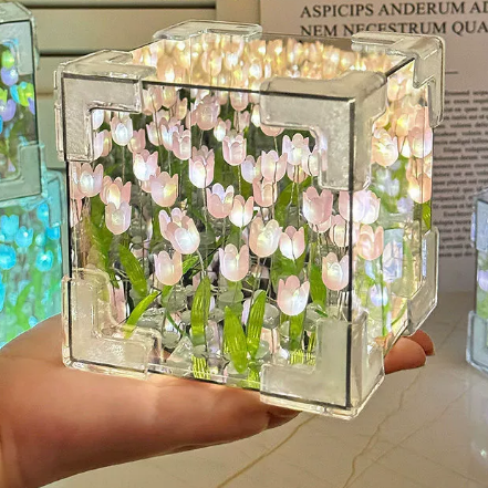 DIY нощна лампа с лале 🌷 · Пространственото огледало „магически куб“ създава усещането, че си в приказно море от цветя ✨.