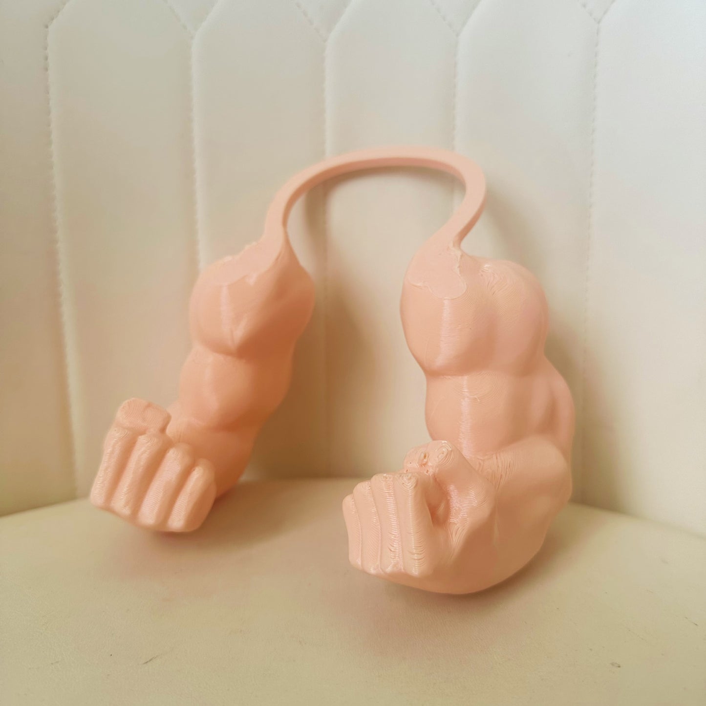 Нека вашето домашно любимец стане експерт по мускули – 3D отпечатана декорация на мускулна ръка.