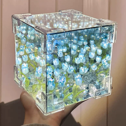 DIY нощна лампа с лале 🌷 · Пространственото огледало „магически куб“ създава усещането, че си в приказно море от цветя ✨.