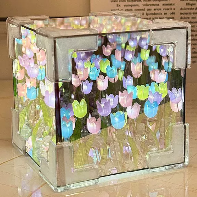 DIY нощна лампа с лале 🌷 · Пространственото огледало „магически куб“ създава усещането, че си в приказно море от цветя ✨.